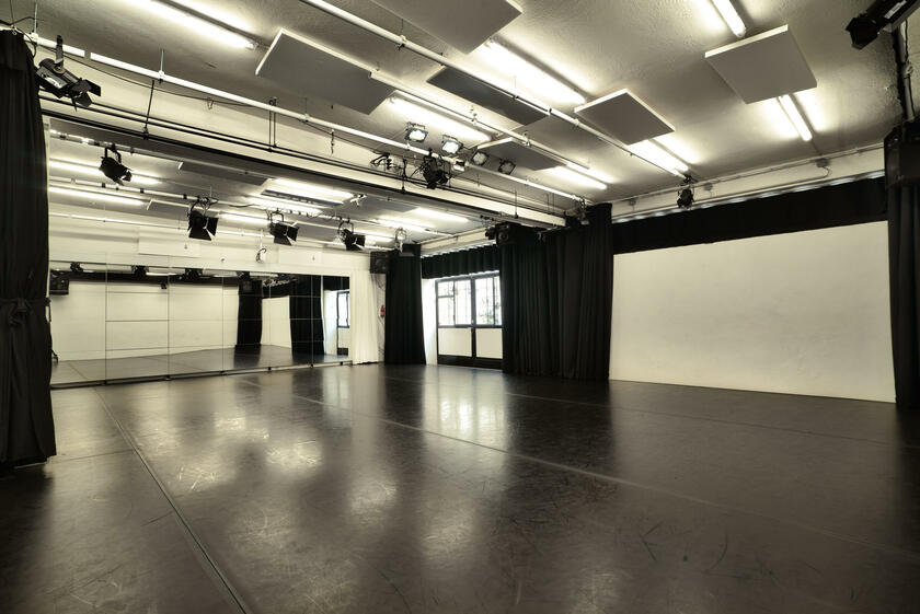 LocationRobot - Film Location Studio LR2854 (photo 1)